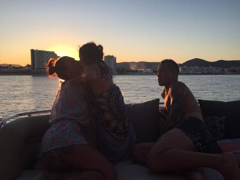Claudia, Aysha, Radja: un suggestivo scatto al tramonto della famiglia Nainggolan al completo (da Twitter)